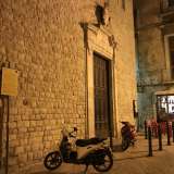 L�aspetto esterno della chiesa � molto sobrio, frutto di radicali restauri avvenuti tra il XVIII e il XIX secolo che ne hanno modificato la precedente struttura seicentesca. 